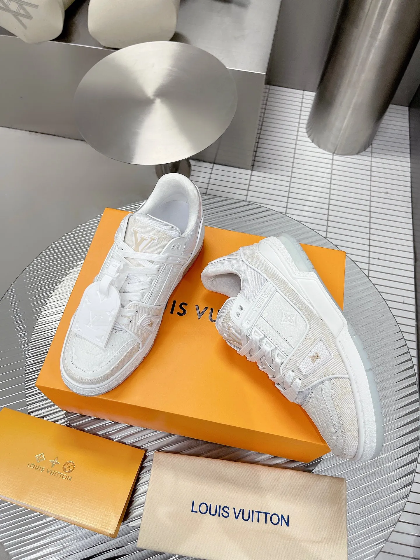 👟👟Ex-factory price 840👟👟The highest version on the Internet⚠️Feel free to compare! 2021🔥New model, purchase quality LV~Louis Vuitton by Virgin Abloh’s best-looking sneakers, Donkey Brand strongly recommends new products, official website limited edition retro basketball sneakers! Both high and low tops cost money to purchase 1:1 accurate replicas of the originals. The details are invincible, full of sincerity, imported custom-made original cowhide, the original package method is the same, the details are 100% restored, and the private model customized the original one-piece T👟👟factory price U outsole, which is different from other brands. Without the original version, this effect cannot be achieved! 35-45 (46 is custom-made and non-refundable) Some colors are available in women’s styles
